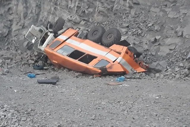 В Кузбассе при падении автобуса в обрыв погибли шесть человек