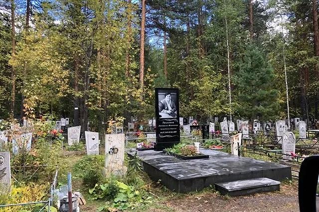 Дорожную яму в астраханском селе засыпали фрагментами надгробий (ФОТО)