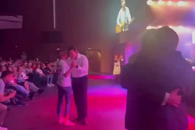 Губернатор Куйвашев станцевал медленный танец под выступление группы «Чайф»