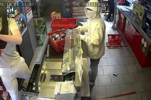 Выносили в продуктовых корзинах. Банду похитителей сигарет будут судить в Свердловской области