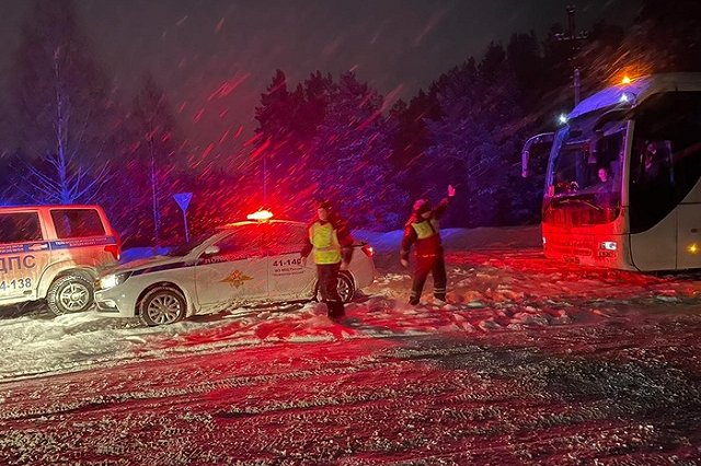 В Свердловской области спасли детей, которые находились на трассе больше шести часов