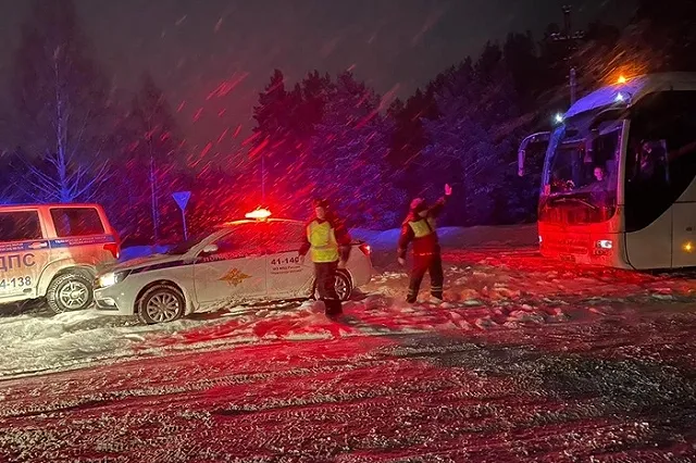 В Свердловской области спасли детей, которые находились на трассе больше шести часов