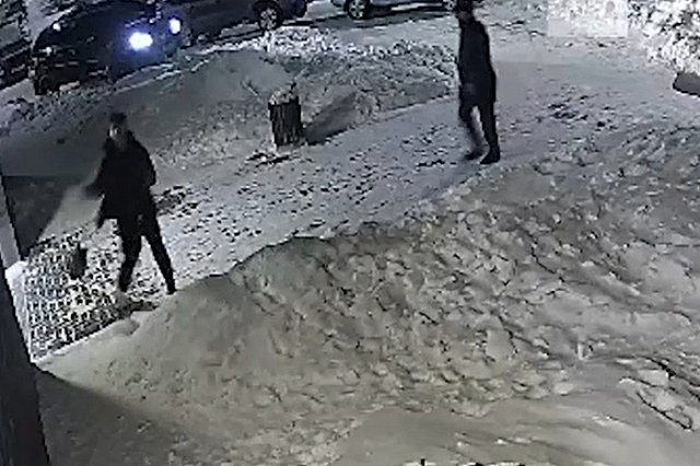 Автохам на Mercedes напал на екатеринбуржца, снявшего его езду по тротуару и газону