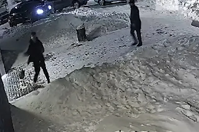 Автохам на Mercedes напал на екатеринбуржца, снявшего его езду по тротуару и газону