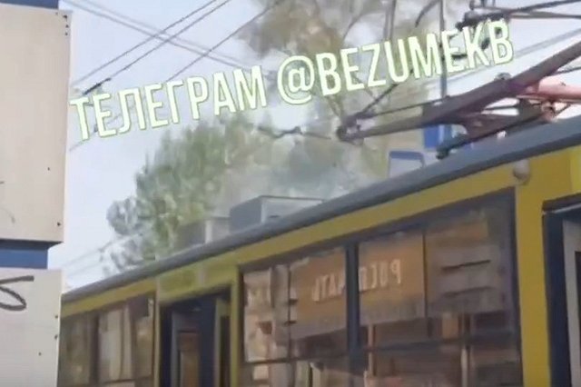 В Екатеринбурге на остановке задымился трамвай