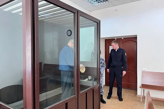 В Екатеринбурге бывший сотрудник Росгвардии кинулся с ножом на приятеля