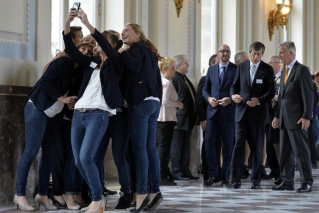 Селфи стали основной причиной распространения педикулеза среди подростков