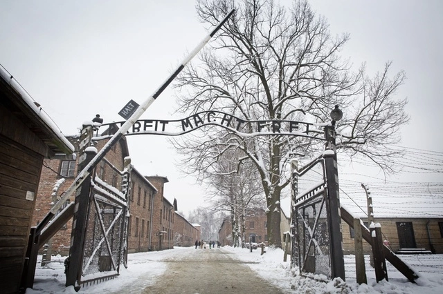 Польские художники пошутили над холокостом