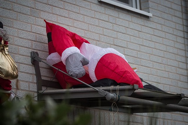 В США Санта решил брать по 50 долларов за возможность посидеть у него на коленях