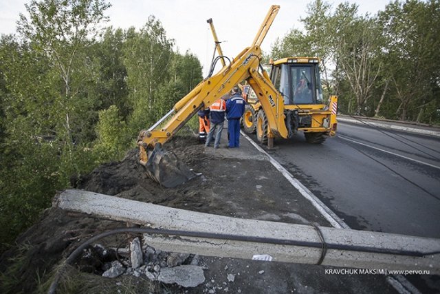 В Первоуральске на мосту во время уборки рухнули два фонарных столба
