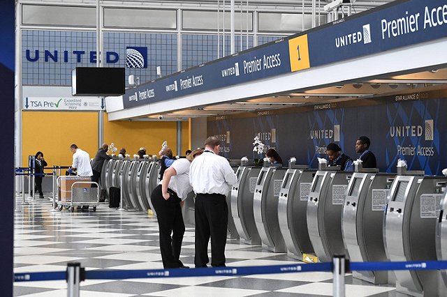 United Airlines сняла с рейса молодую пару, летевшую на свою свадьбу