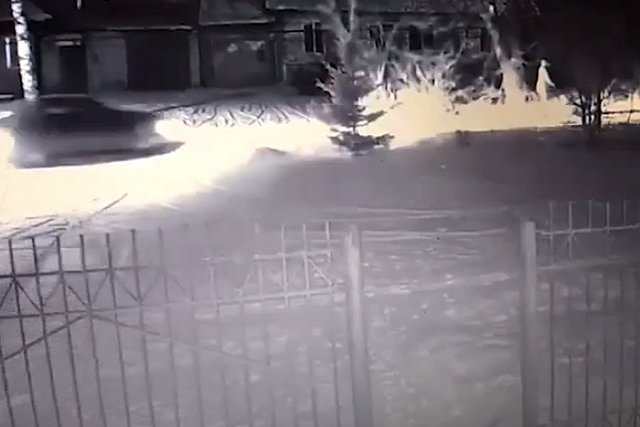 Пьяный водитель насмерть сбил бабушку, катавшую на санках внучку — видео