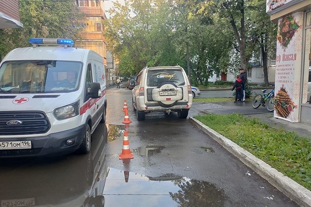 Водитель внедорожника сбила ребенка на велосипеде во дворах на Уралмаше