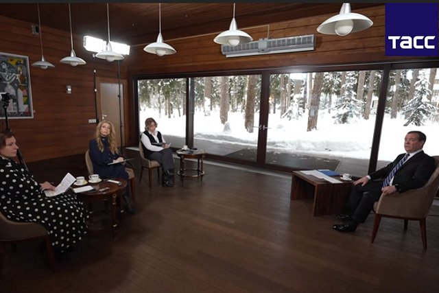 Медведев высказался о перспективах введения четырехдневной рабочей недели