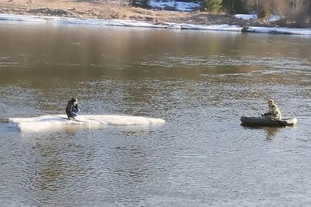Свердловского школьника унесло на льдине