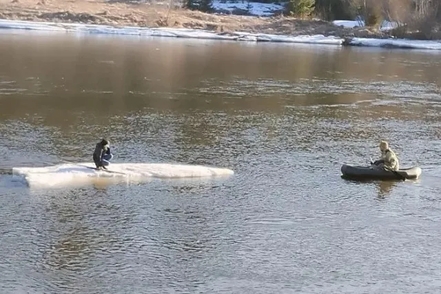 Свердловского школьника унесло на льдине