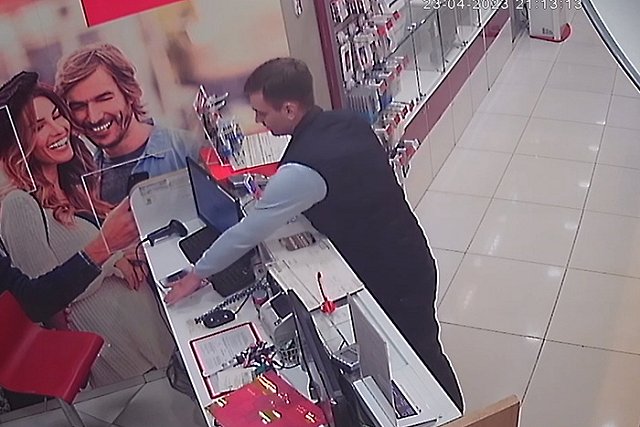 В Екатеринбурге вор стащил iPhone 14 с прилавка магазина, но за это ему ничего не будет