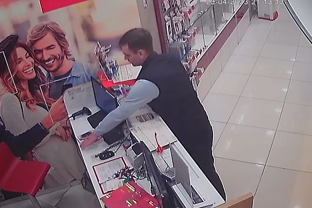 В Екатеринбурге вор стащил iPhone 14 с прилавка магазина, но за это ему ничего не будет