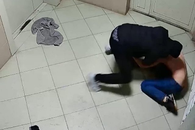 Гопник устроил ночной дебош в подъезде на Уралмаше