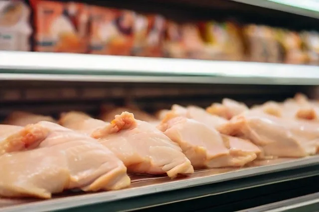 В Екатеринбурге с прилавков магазинов пропало куриное мясо