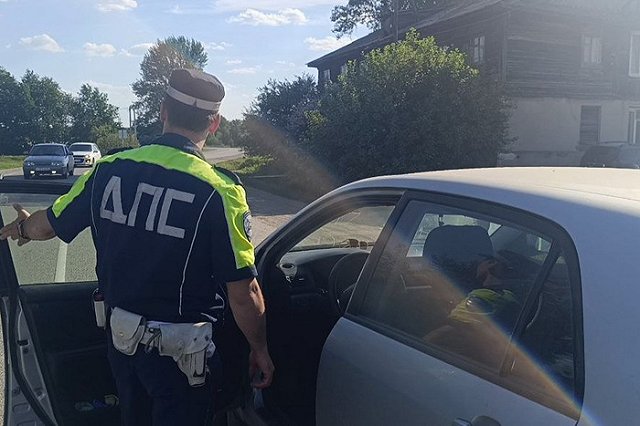 В Екатеринбурге машина влетела в жилой дом, едва не задавив спящего ребёнка