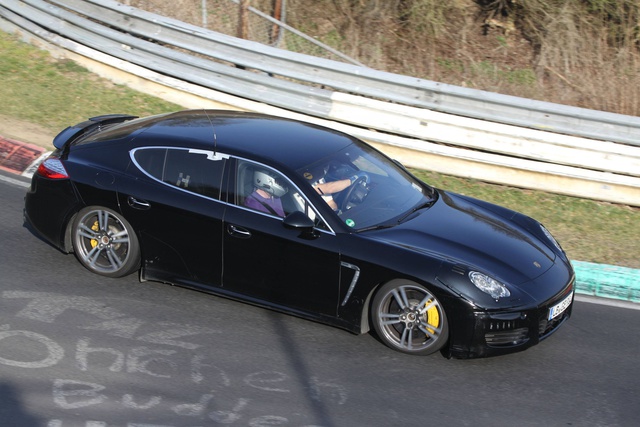 Молодой лихач в Тюмени разбил на тест-драйве дорогую машину и покалечил друга