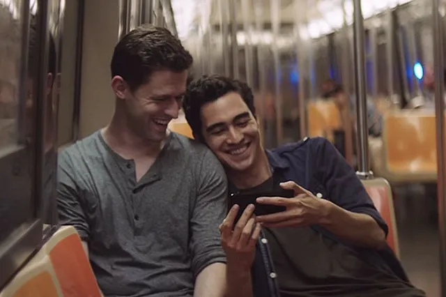 Apple использовала геев для рекламы нового iPhone