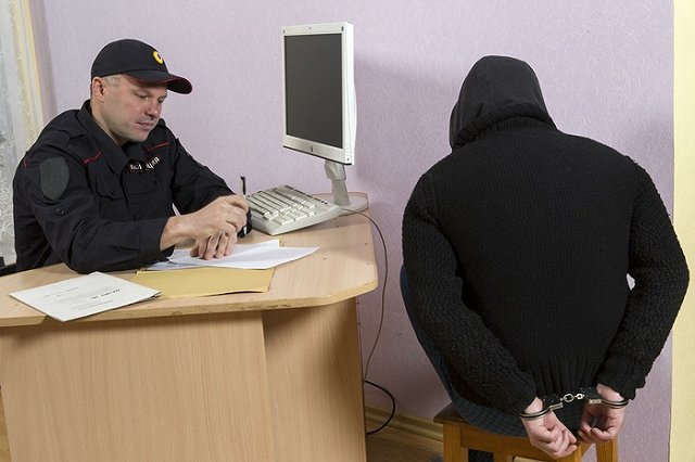 Задержанный за кражу качканарский вор ударил полицейского головой