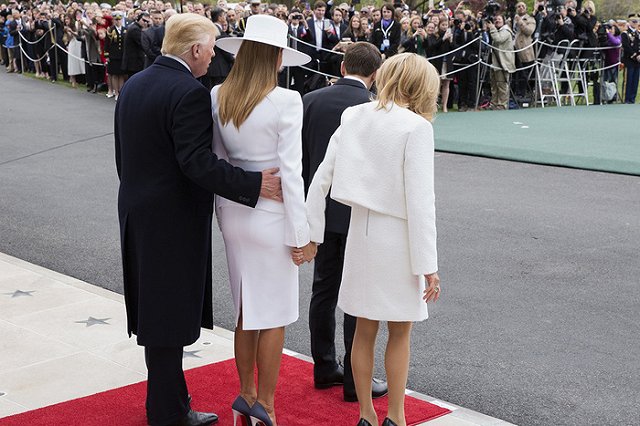 В соцсетях сравнили вид сзади первых леди США и Франции