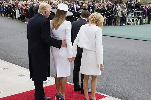 В соцсетях сравнили вид сзади первых леди США и Франции