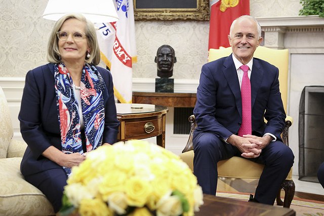 В Сети высмеяли Макрона, назвавшего «вкусной» 60-летнюю жену премьера Австралии