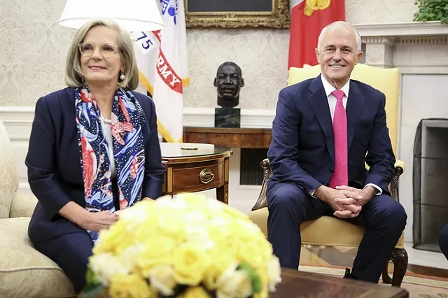 В Сети высмеяли Макрона, назвавшего «вкусной» 60-летнюю жену премьера Австралии