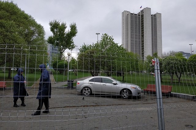 Высокинский приехал на встречу с защитниками сквера в резиденции губернатора