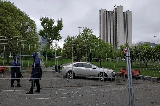 Высокинский приехал на встречу с защитниками сквера в резиденции губернатора