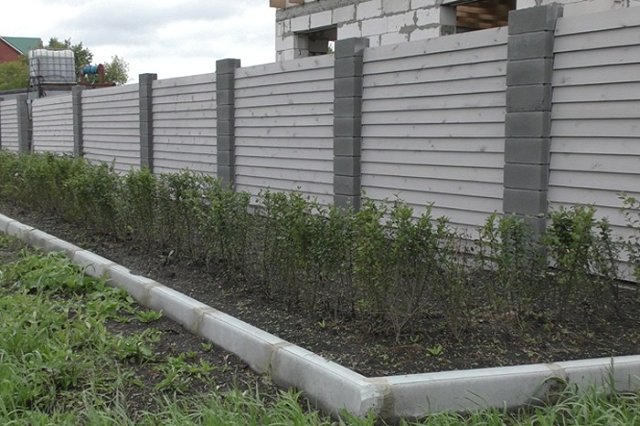 Житель Челябинска выкопал 200 кустов в центре города и высадил на своем участке