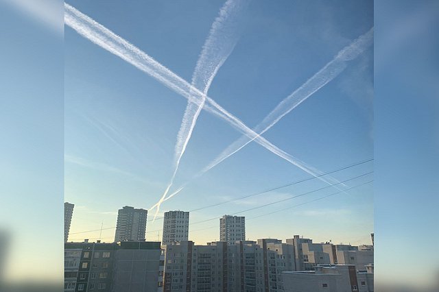 Жители Екатеринбурга сняли странные белые следы в небе