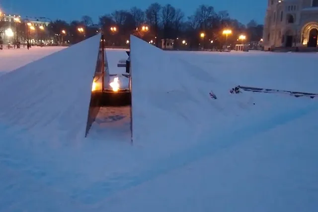 В Кронштадте подростки снегом потушили Вечный огонь
