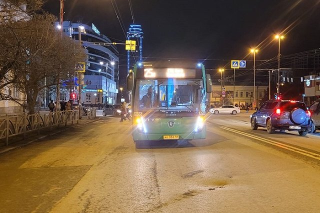 На Малышева подросток на электросамокате попал под колёса автобуса