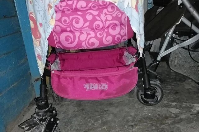 В Екатеринбурге воры сняли колесо с коляски многодетной семьи