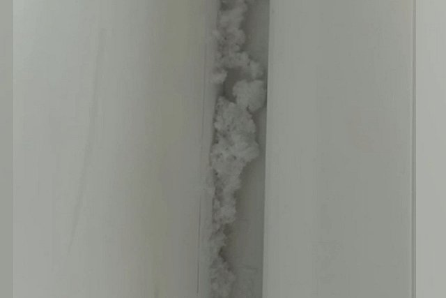 Екатеринбуржцы пожаловались на сосульки в своих квартирах