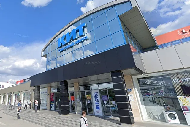 Екатеринбурженка упала около ТЦ, получив тяжелые травмы