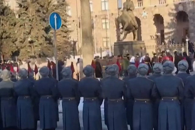 Силовики окружили штаб Центрального военного округа