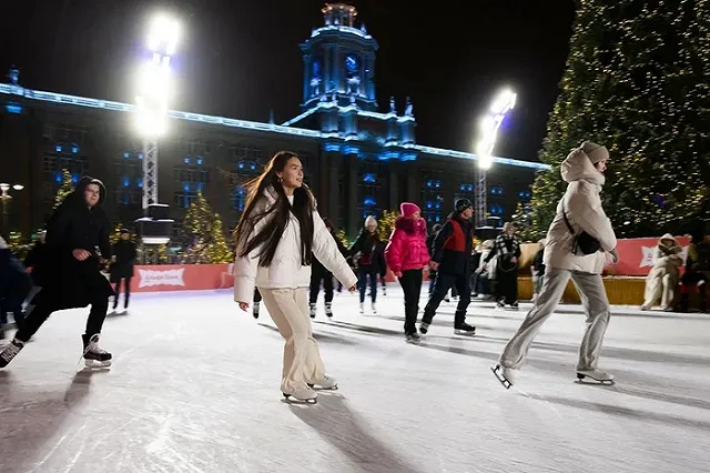 «Лед тронулся!» В Сети обсуждают Каток на площади. ФОТОРЕПОРТАЖ