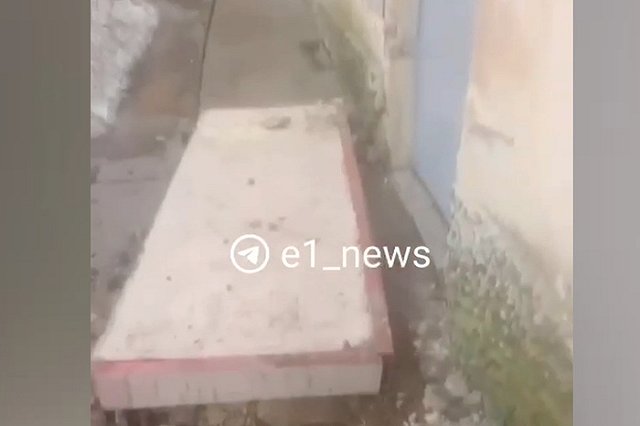 На Эльмаше обрушился бетонный козырек подъезда