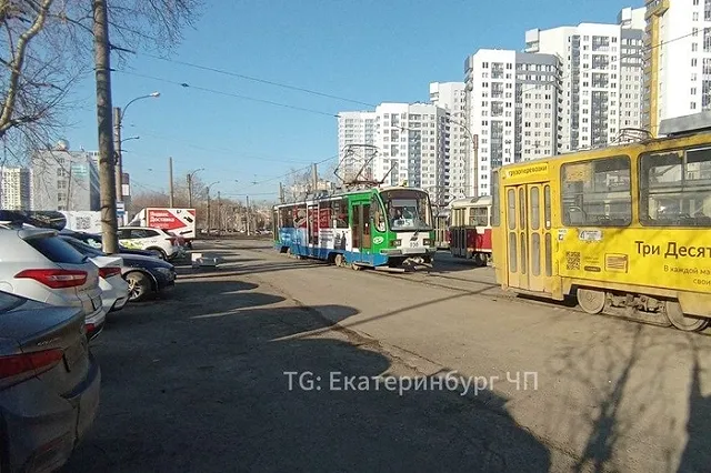 В Екатеринбурге остановилось движение трамваев из-за аварии