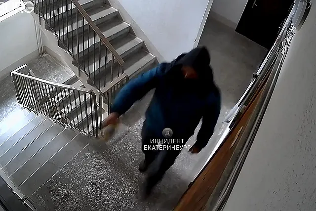 В Екатеринбурге курьер облил дверь маслом клиенту