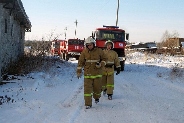 Под Дегтярском неизвестные ограбили и сожгли попавший в ДТП автомобиль