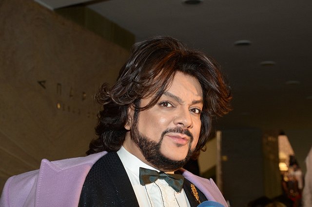 «Я упала с сеновала…». Российские звезды начали выпадать из элитных вертолетов