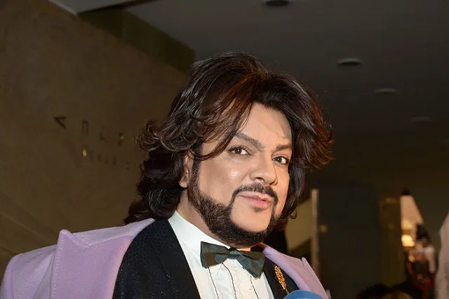 «Я упала с сеновала…». Российские звезды начали выпадать из элитных вертолетов