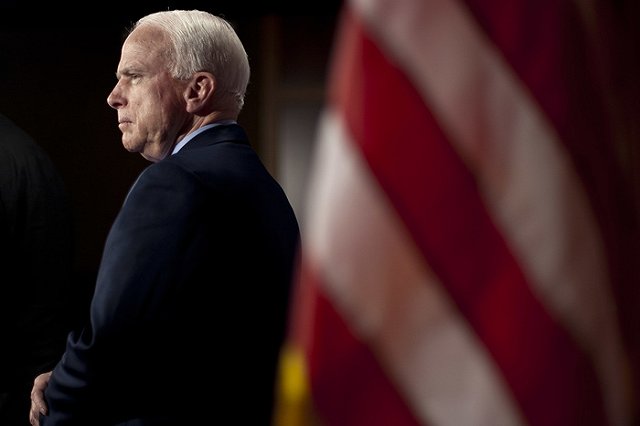 Трамп запретил называть умершего сенатора Маккейна героем